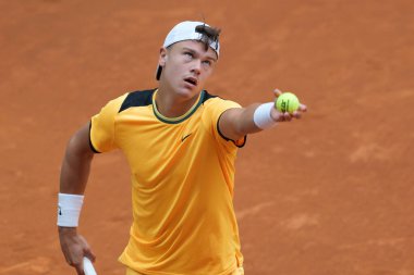 Norveçli Holger Rune, 26 Nisan 2024 tarihinde İspanya 'nın Madrid kenti La Caja Magica' da oynanan Mutua Madrid Açık 'ta oynanan ikinci tur maçında Mariano Navone' ye karşı oynamıştır.