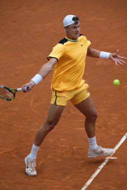 Norveçli Holger Rune, 26 Nisan 2024 tarihinde İspanya 'nın Madrid kenti La Caja Magica' da oynanan Mutua Madrid Açık 'ta oynanan ikinci tur maçında Mariano Navone' ye karşı oynamıştır.