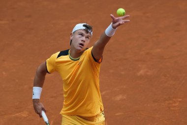 Norveçli Holger Rune, 26 Nisan 2024 tarihinde İspanya 'nın Madrid kenti La Caja Magica' da oynanan Mutua Madrid Açık 'ta oynanan ikinci tur maçında Mariano Navone' ye karşı oynamıştır.