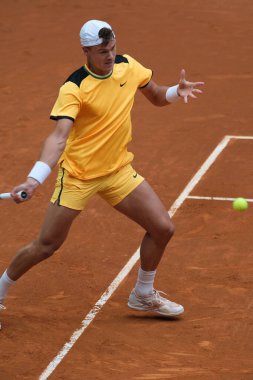 Norveçli Holger Rune, 26 Nisan 2024 tarihinde İspanya 'nın Madrid kenti La Caja Magica' da oynanan Mutua Madrid Açık 'ta oynanan ikinci tur maçında Mariano Navone' ye karşı oynamıştır.