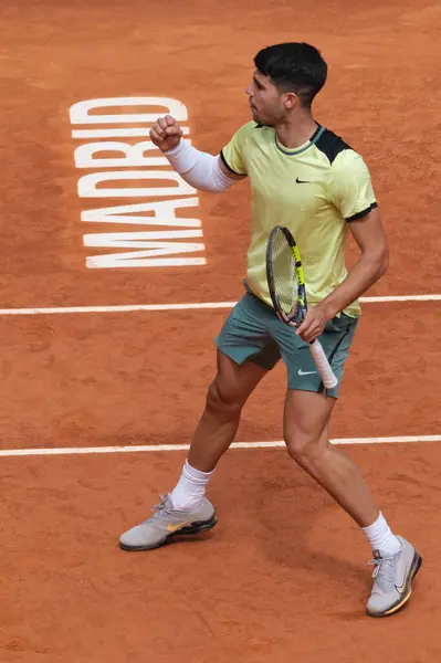 İspanya 'dan Carlos Alcaraz, 26 Nisan 2024 tarihinde İspanya' nın Madrid kentinde oynanan Mutua Madrid Açık 'ta oynanan ikinci tur karşılaşmasında Alexander Shevchenko' ya karşı oynadı..