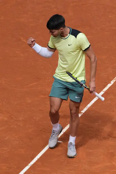 İspanya 'dan Carlos Alcaraz, 26 Nisan 2024 tarihinde İspanya' nın Madrid kentinde oynanan Mutua Madrid Açık 'ta oynanan ikinci tur karşılaşmasında Alexander Shevchenko' ya karşı oynadı..