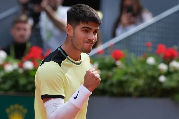 İspanya 'dan Carlos Alcaraz, 26 Nisan 2024 tarihinde İspanya' nın Madrid kentinde oynanan Mutua Madrid Açık 'ta oynanan ikinci tur karşılaşmasında Alexander Shevchenko' ya karşı oynadı..