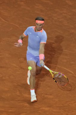 İspanya 'dan Rafael Nadal, 27 Nisan 2024 tarihinde İspanya' nın Madrid kentinde La Caja Magica 'da oynanan Mutua Madrid Açık' ın beşinci gününde oynanan 64 'üncü Erkekler Tekli Turunda Alex de Minaur' a karşı oynamıştır..