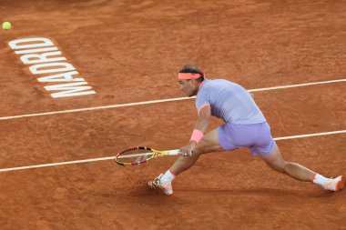 İspanya 'dan Rafael Nadal, 27 Nisan 2024 tarihinde İspanya' nın Madrid kentinde La Caja Magica 'da oynanan Mutua Madrid Açık' ın beşinci gününde oynanan 64 'üncü Erkekler Tekli Turunda Alex de Minaur' a karşı oynamıştır..