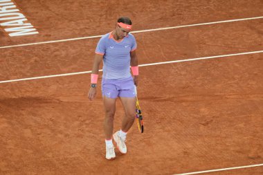 İspanya 'dan Rafael Nadal, 27 Nisan 2024 tarihinde İspanya' nın Madrid kentinde La Caja Magica 'da oynanan Mutua Madrid Açık' ın beşinci gününde oynanan 64 'üncü Erkekler Tekli Turunda Alex de Minaur' a karşı oynamıştır..