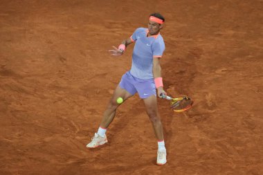 İspanya 'dan Rafael Nadal, 27 Nisan 2024 tarihinde İspanya' nın Madrid kentinde La Caja Magica 'da oynanan Mutua Madrid Açık' ın beşinci gününde oynanan 64 'üncü Erkekler Tekli Turunda Alex de Minaur' a karşı oynamıştır..