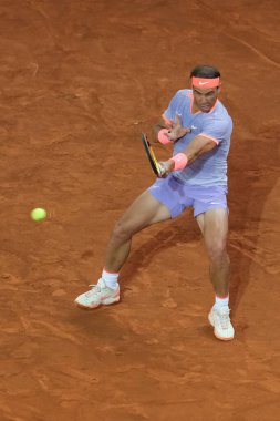 İspanya 'dan Rafael Nadal, 27 Nisan 2024 tarihinde İspanya' nın Madrid kentinde La Caja Magica 'da oynanan Mutua Madrid Açık' ın beşinci gününde oynanan 64 'üncü Erkekler Tekli Turunda Alex de Minaur' a karşı oynamıştır..