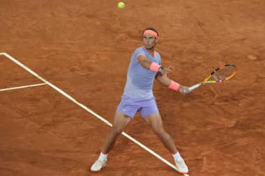 İspanya 'dan Rafael Nadal, 27 Nisan 2024 tarihinde İspanya' nın Madrid kentinde La Caja Magica 'da oynanan Mutua Madrid Açık' ın beşinci gününde oynanan 64 'üncü Erkekler Tekli Turunda Alex de Minaur' a karşı oynamıştır..