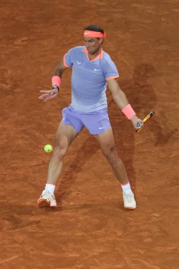 İspanya 'dan Rafael Nadal, 27 Nisan 2024 tarihinde İspanya' nın Madrid kentinde La Caja Magica 'da oynanan Mutua Madrid Açık' ın beşinci gününde oynanan 64 'üncü Erkekler Tekli Turunda Alex de Minaur' a karşı oynamıştır..