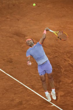 İspanya 'dan Rafael Nadal, 27 Nisan 2024 tarihinde İspanya' nın Madrid kentinde La Caja Magica 'da oynanan Mutua Madrid Açık' ın beşinci gününde oynanan 64 'üncü Erkekler Tekli Turunda Alex de Minaur' a karşı oynamıştır..