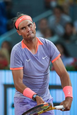 İspanya 'dan Rafael Nadal, 27 Nisan 2024 tarihinde İspanya' nın Madrid kentinde La Caja Magica 'da oynanan Mutua Madrid Açık' ın beşinci gününde oynanan 64 'üncü Erkekler Tekli Turunda Alex de Minaur' a karşı oynamıştır..