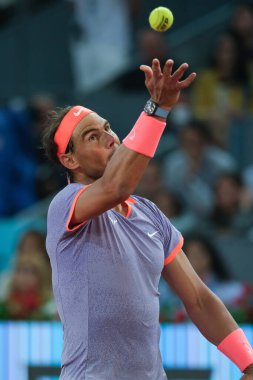 İspanya 'dan Rafael Nadal, 27 Nisan 2024 tarihinde İspanya' nın Madrid kentinde La Caja Magica 'da oynanan Mutua Madrid Açık' ın beşinci gününde oynanan 64 'üncü Erkekler Tekli Turunda Alex de Minaur' a karşı oynamıştır..