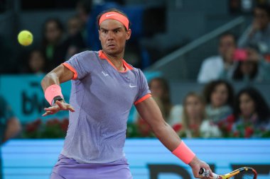 İspanya 'dan Rafael Nadal, 27 Nisan 2024 tarihinde İspanya' nın Madrid kentinde La Caja Magica 'da oynanan Mutua Madrid Açık' ın beşinci gününde oynanan 64 'üncü Erkekler Tekli Turunda Alex de Minaur' a karşı oynamıştır..