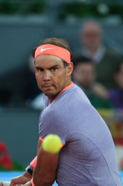 İspanya 'dan Rafael Nadal, 27 Nisan 2024 tarihinde İspanya' nın Madrid kentinde La Caja Magica 'da oynanan Mutua Madrid Açık' ın beşinci gününde oynanan 64 'üncü Erkekler Tekli Turunda Alex de Minaur' a karşı oynamıştır..