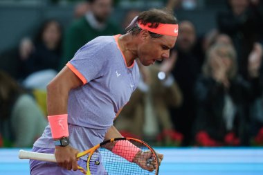 İspanya 'dan Rafael Nadal, 27 Nisan 2024 tarihinde İspanya' nın Madrid kentinde La Caja Magica 'da oynanan Mutua Madrid Açık' ın beşinci gününde oynanan 64 'üncü Erkekler Tekli Turunda Alex de Minaur' a karşı oynamıştır..