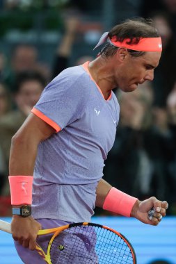 İspanya 'dan Rafael Nadal, 27 Nisan 2024 tarihinde İspanya' nın Madrid kentinde La Caja Magica 'da oynanan Mutua Madrid Açık' ın beşinci gününde oynanan 64 'üncü Erkekler Tekli Turunda Alex de Minaur' a karşı oynamıştır..