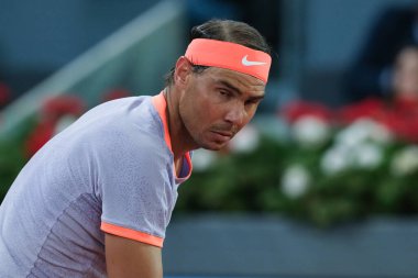 İspanya 'dan Rafael Nadal, 27 Nisan 2024 tarihinde İspanya' nın Madrid kentinde La Caja Magica 'da oynanan Mutua Madrid Açık' ın beşinci gününde oynanan 64 'üncü Erkekler Tekli Turunda Alex de Minaur' a karşı oynamıştır..