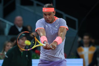 İspanya 'dan Rafael Nadal, 27 Nisan 2024 tarihinde İspanya' nın Madrid kentinde La Caja Magica 'da oynanan Mutua Madrid Açık' ın beşinci gününde oynanan 64 'üncü Erkekler Tekli Turunda Alex de Minaur' a karşı oynamıştır..