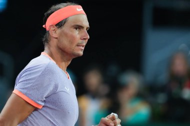 İspanya 'dan Rafael Nadal, 27 Nisan 2024 tarihinde İspanya' nın Madrid kentinde La Caja Magica 'da oynanan Mutua Madrid Açık' ın beşinci gününde oynanan 64 'üncü Erkekler Tekli Turunda Alex de Minaur' a karşı oynamıştır..
