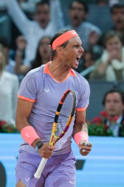 İspanya 'dan Rafael Nadal, 27 Nisan 2024 tarihinde İspanya' nın Madrid kentinde La Caja Magica 'da oynanan Mutua Madrid Açık' ın beşinci gününde oynanan 64 'üncü Erkekler Tekli Turunda Alex de Minaur' a karşı oynamıştır..