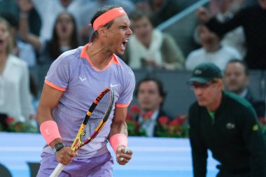 İspanya 'dan Rafael Nadal, 27 Nisan 2024 tarihinde İspanya' nın Madrid kentinde La Caja Magica 'da oynanan Mutua Madrid Açık' ın beşinci gününde oynanan 64 'üncü Erkekler Tekli Turunda Alex de Minaur' a karşı oynamıştır..