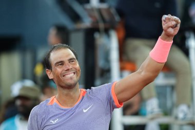 İspanya 'dan Rafael Nadal, 27 Nisan 2024 tarihinde İspanya' nın Madrid kentinde La Caja Magica 'da oynanan Mutua Madrid Açık' ın beşinci gününde oynanan 64 'üncü Erkekler Tekli Turunda Alex de Minaur' a karşı oynamıştır..