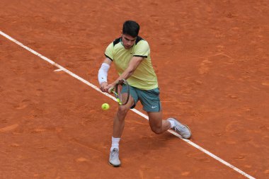 İspanya 'dan Carlos Alcaraz, 28 Nisan 2024 tarihinde İspanya' nın Madrid kentinde La Caja Magica 'da oynanan Mutua Madrid Açık' ın altıncı gününde oynanan 32.. 