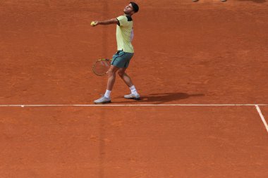 İspanya 'dan Carlos Alcaraz, 28 Nisan 2024 tarihinde İspanya' nın Madrid kentinde La Caja Magica 'da oynanan Mutua Madrid Açık' ın altıncı gününde oynanan 32.. 