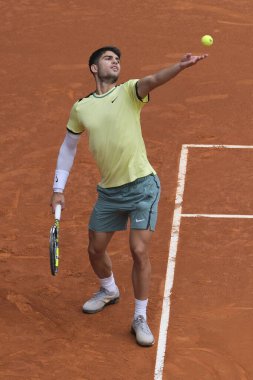 İspanya 'dan Carlos Alcaraz, 28 Nisan 2024 tarihinde İspanya' nın Madrid kentinde La Caja Magica 'da oynanan Mutua Madrid Açık' ın altıncı gününde oynanan 32.. 