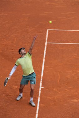 İspanya 'dan Carlos Alcaraz, 28 Nisan 2024 tarihinde İspanya' nın Madrid kentinde La Caja Magica 'da oynanan Mutua Madrid Açık' ın altıncı gününde oynanan 32.. 