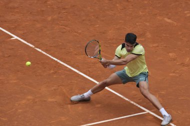 İspanya 'dan Carlos Alcaraz, 28 Nisan 2024 tarihinde İspanya' nın Madrid kentinde La Caja Magica 'da oynanan Mutua Madrid Açık' ın altıncı gününde oynanan 32.. 