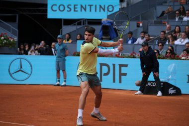 İspanya 'dan Carlos Alcaraz, 28 Nisan 2024 tarihinde İspanya' nın Madrid kentinde La Caja Magica 'da oynanan Mutua Madrid Açık' ın altıncı gününde oynanan 32.. 