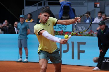 İspanya 'dan Carlos Alcaraz, 28 Nisan 2024 tarihinde İspanya' nın Madrid kentinde La Caja Magica 'da oynanan Mutua Madrid Açık' ın altıncı gününde oynanan 32.. 