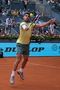 İspanya 'dan Carlos Alcaraz, 28 Nisan 2024 tarihinde İspanya' nın Madrid kentinde La Caja Magica 'da oynanan Mutua Madrid Açık' ın altıncı gününde oynanan 32.. 