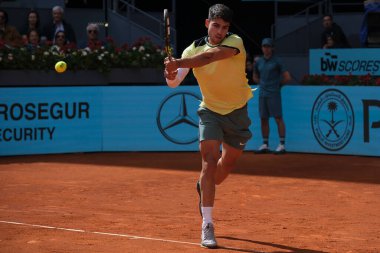 İspanya 'dan Carlos Alcaraz, 28 Nisan 2024 tarihinde İspanya' nın Madrid kentinde La Caja Magica 'da oynanan Mutua Madrid Açık' ın altıncı gününde oynanan 32.. 