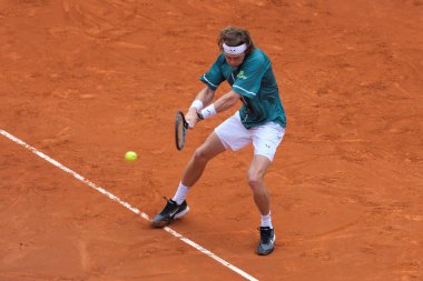 Andrey Rublev 28 Nisan 2024 tarihinde İspanya 'nın Madrid kentinde La Caja Magica' da düzenlenen Mutua Madrid Açık 'ın altıncı gününde Alejandro Davidovich Fokina' ya karşı oynanan 32.