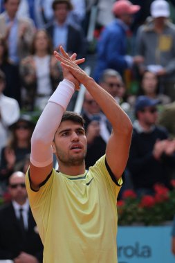 İspanya 'dan Carlos Alcaraz, 28 Nisan 2024 tarihinde İspanya' nın Madrid kentinde La Caja Magica 'da oynanan Mutua Madrid Açık' ın altıncı gününde oynanan 32.. 