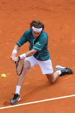 Andrey Rublev 28 Nisan 2024 tarihinde İspanya 'nın Madrid kentinde La Caja Magica' da düzenlenen Mutua Madrid Açık 'ın altıncı gününde Alejandro Davidovich Fokina' ya karşı oynanan 32.