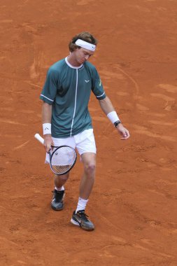 Andrey Rublev 28 Nisan 2024 tarihinde İspanya 'nın Madrid kentinde La Caja Magica' da düzenlenen Mutua Madrid Açık 'ın altıncı gününde Alejandro Davidovich Fokina' ya karşı oynanan 32.