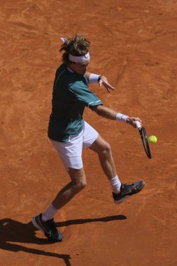 Andrey Rublev 28 Nisan 2024 tarihinde İspanya 'nın Madrid kentinde La Caja Magica' da düzenlenen Mutua Madrid Açık 'ın altıncı gününde Alejandro Davidovich Fokina' ya karşı oynanan 32.
