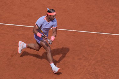 İspanya 'dan Rafael Nadal, 29 Nisan 2024 tarihinde İspanya' nın Madrid kentinde La Caja Magica 'da oynanan Mutua Madrid Açık' ta oynanan 32 'nci tur karşılaşmasında Cachin' e karşı oynamıştır.