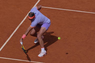 İspanya 'dan Rafael Nadal, 29 Nisan 2024 tarihinde İspanya' nın Madrid kentinde La Caja Magica 'da oynanan Mutua Madrid Açık' ta oynanan 32 'nci tur karşılaşmasında Cachin' e karşı oynamıştır.