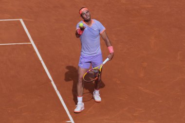 İspanya 'dan Rafael Nadal, 29 Nisan 2024 tarihinde İspanya' nın Madrid kentinde La Caja Magica 'da oynanan Mutua Madrid Açık' ta oynanan 32 'nci tur karşılaşmasında Cachin' e karşı oynamıştır.