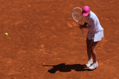 Polonyalı Iga Swiatek, İspanya 'nın Madrid kentinde 30 Nisan 2024 tarihinde La Caja Magica' da oynanan Mutua Madrid Açık 'ın sekizinci gününde oynanan bayanlar çeyrek final karşılaşmasında Haddad' a karşı oynadı.