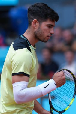 İspanyol Carlos Alcaraz, İspanya 'nın başkenti Madrid' de 30 Nisan 2024 tarihinde oynanan Mutua Madrid Açık 'ta oynanan 16' ncı Erkekler Turu karşılaşmasında Struff 'a karşı oynamıştır.. 