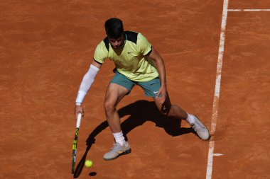 İspanyol Carlos Alcaraz, İspanya 'nın başkenti Madrid' de 30 Nisan 2024 tarihinde oynanan Mutua Madrid Açık 'ta oynanan 16' ncı Erkekler Turu karşılaşmasında Struff 'a karşı oynamıştır.. 