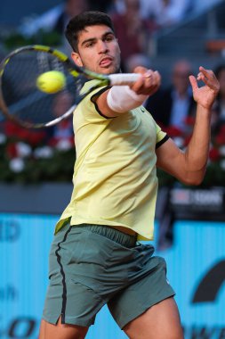 İspanyol Carlos Alcaraz, İspanya 'nın başkenti Madrid' de 30 Nisan 2024 tarihinde oynanan Mutua Madrid Açık 'ta oynanan 16' ncı Erkekler Turu karşılaşmasında Struff 'a karşı oynamıştır.. 