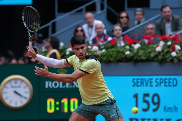 İspanyol Carlos Alcaraz, İspanya 'nın başkenti Madrid' de 30 Nisan 2024 tarihinde oynanan Mutua Madrid Açık 'ta oynanan 16' ncı Erkekler Turu karşılaşmasında Struff 'a karşı oynamıştır.. 