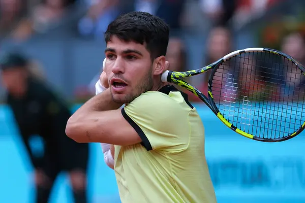 İspanyol Carlos Alcaraz, İspanya 'nın başkenti Madrid' de 30 Nisan 2024 tarihinde oynanan Mutua Madrid Açık 'ta oynanan 16' ncı Erkekler Turu karşılaşmasında Struff 'a karşı oynamıştır.. 